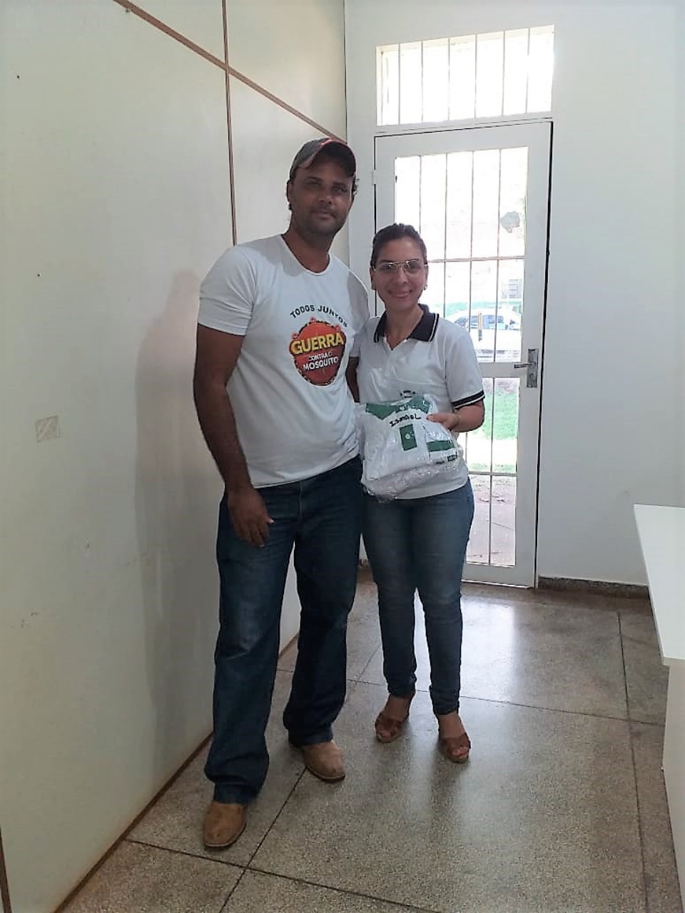Equipe do Controle de Vetores recebe novas camisetas