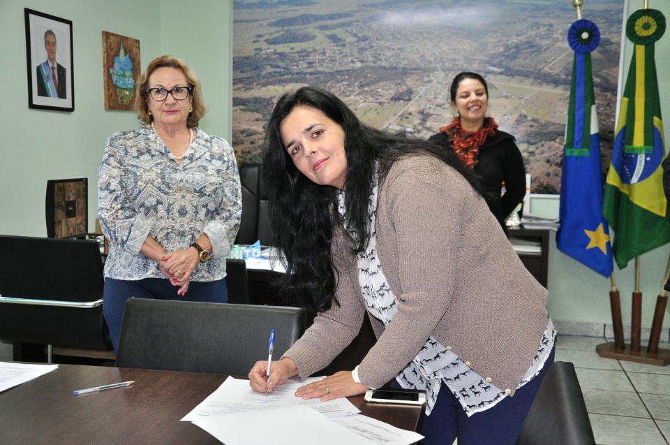 Prefeito dá posse a quatro aprovadas no concurso público
