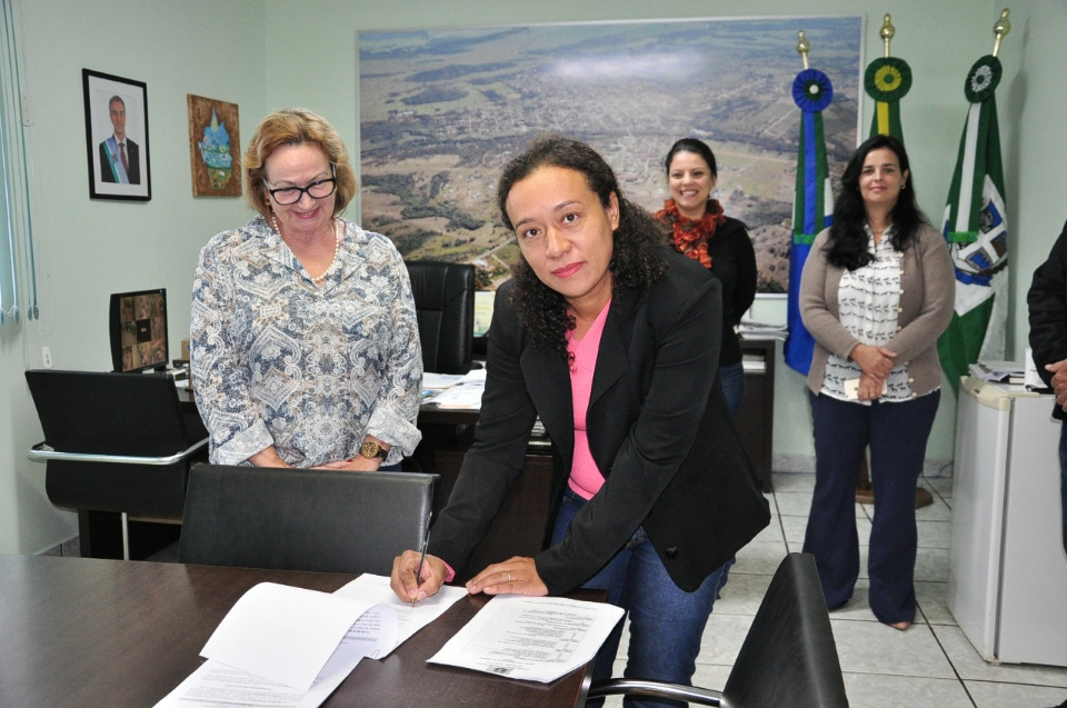 Prefeito dá posse a quatro aprovadas no concurso público
