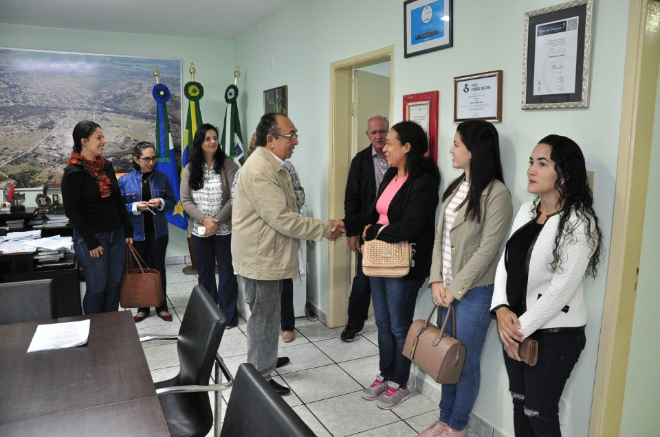 Prefeito dá posse a quatro aprovadas no concurso público
