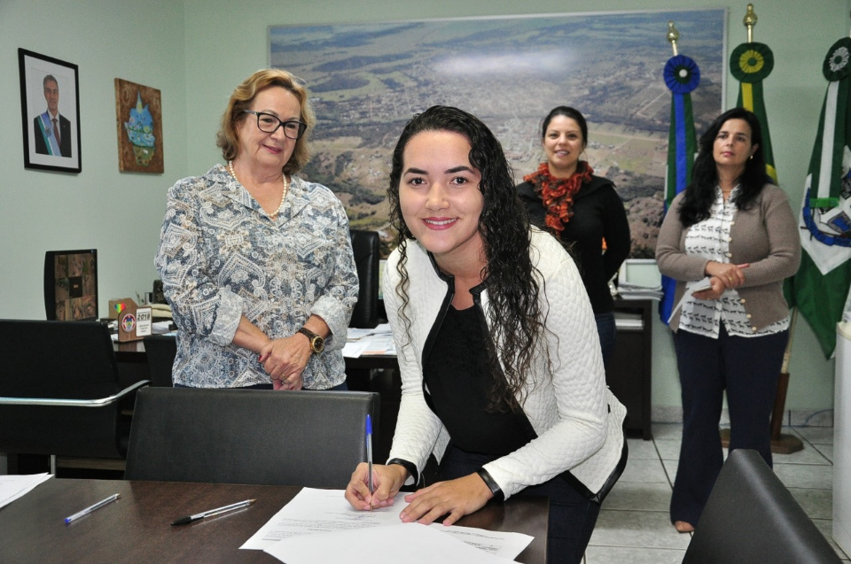 Prefeito dá posse a quatro aprovadas no concurso público