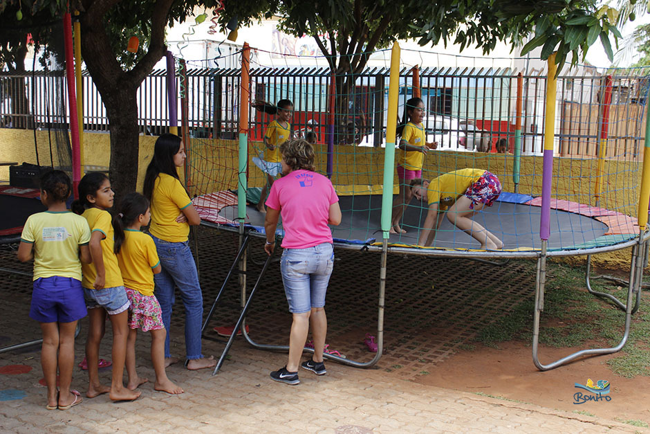 Alunos das escolas municipais ganham festa em comemoração ao Dia das Crianças em Bonito
