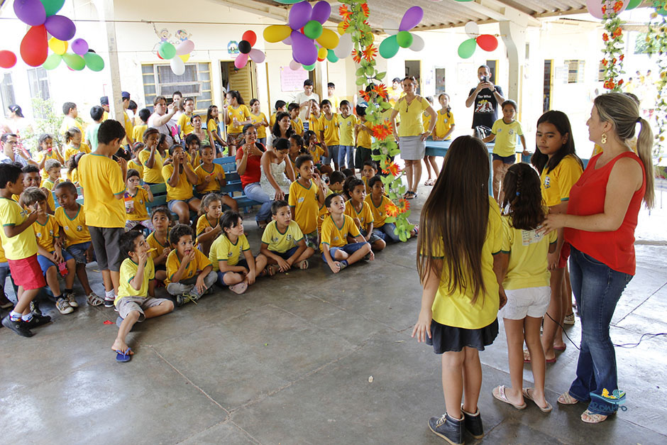 Alunos das escolas municipais ganham festa em comemoração ao Dia das Crianças em Bonito