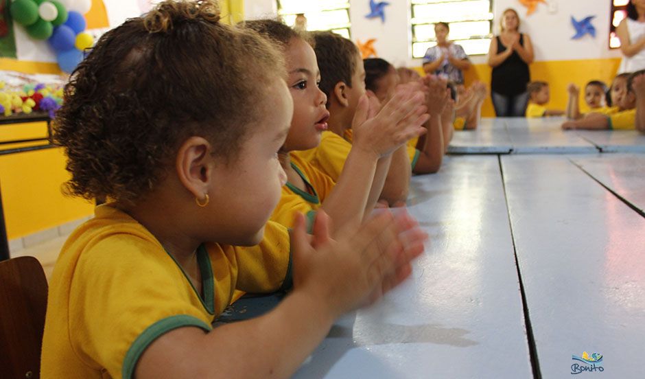 Alunos das escolas municipais ganham festa em comemoração ao Dia das Crianças em Bonito