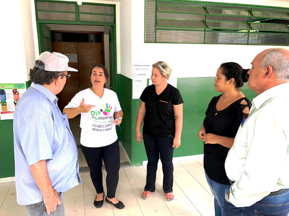 Prefeito entrega ambulância para UBS de Águas do Miranda