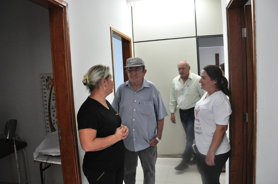 Prefeito entrega ambulância para UBS de Águas do Miranda