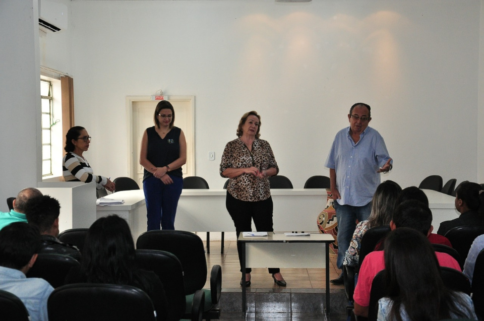Prefeito dá posse a mais 10 candidatos aprovados no concurso