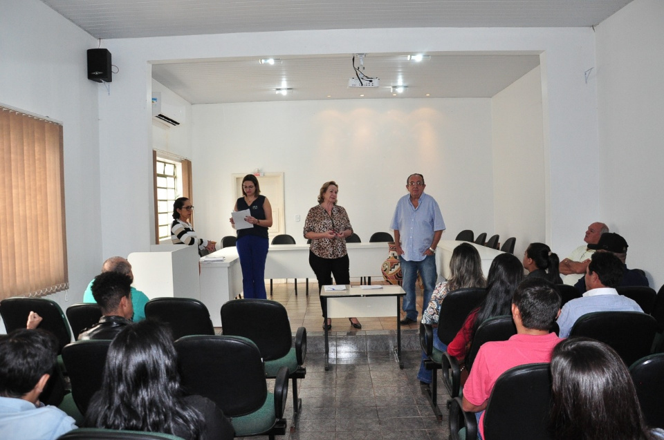 Prefeito dá posse a mais 10 candidatos aprovados no concurso