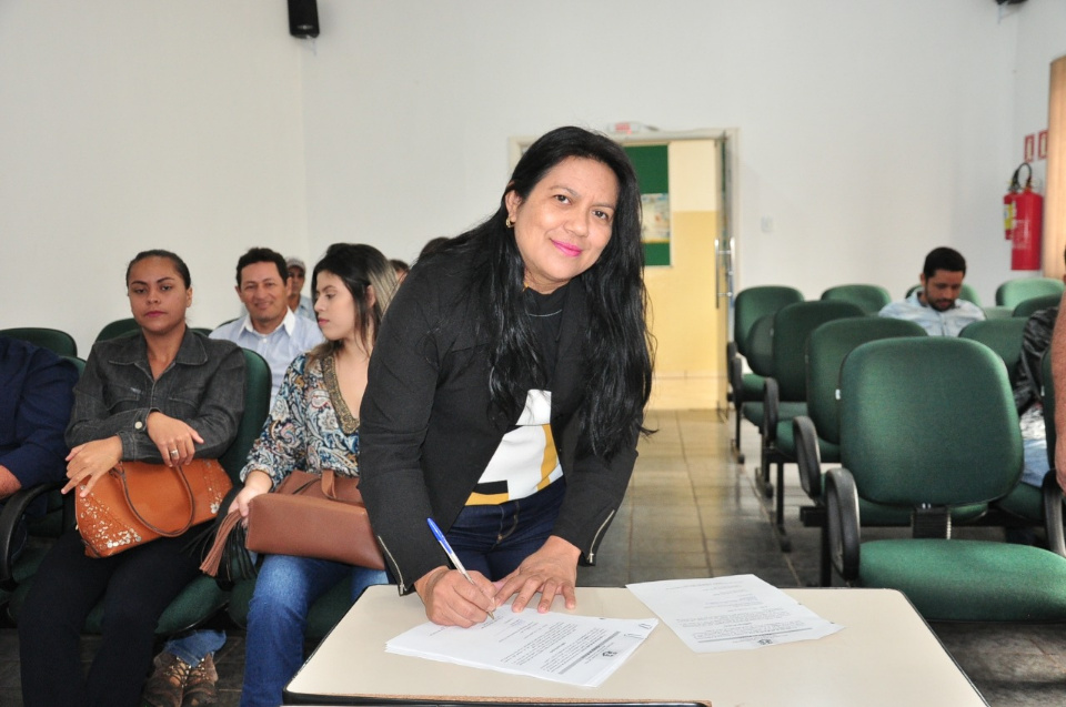 Prefeito dá posse a mais 10 candidatos aprovados no concurso