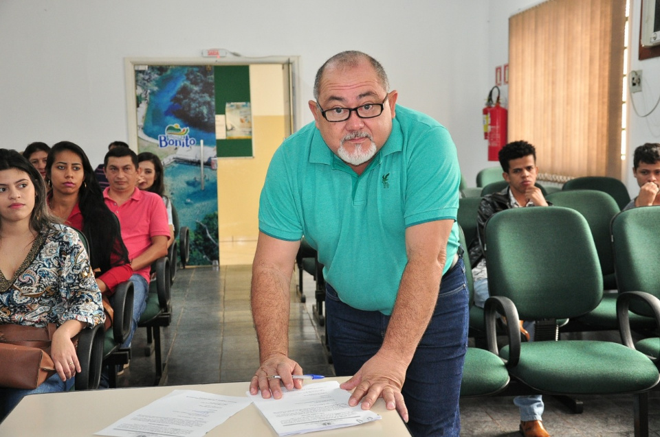 Prefeito dá posse a mais 10 candidatos aprovados no concurso