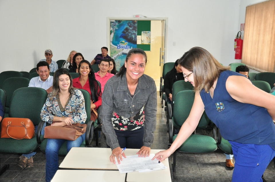 Prefeito dá posse a mais 10 candidatos aprovados no concurso
