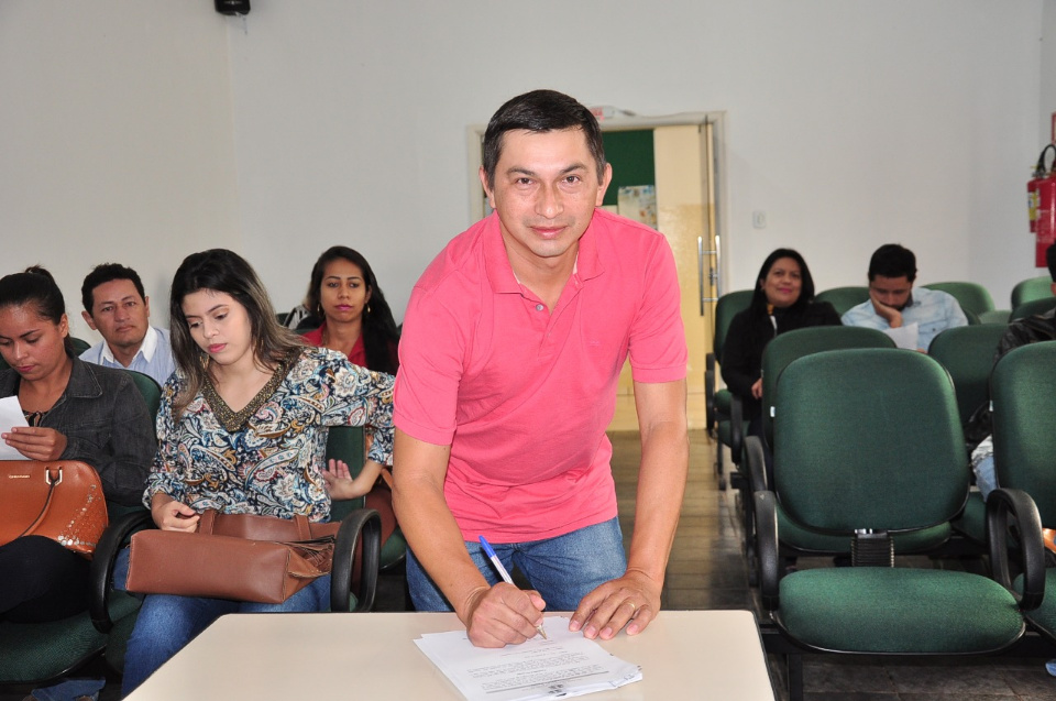 Prefeito dá posse a mais 10 candidatos aprovados no concurso
