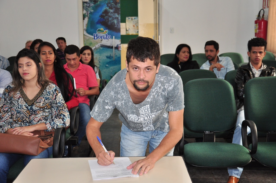 Prefeito dá posse a mais 10 candidatos aprovados no concurso