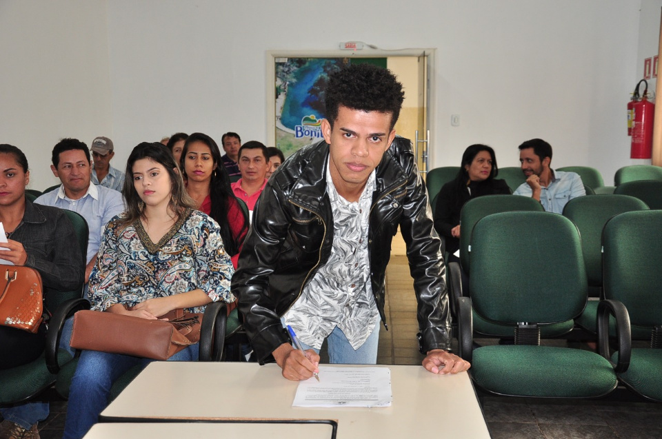 Prefeito dá posse a mais 10 candidatos aprovados no concurso