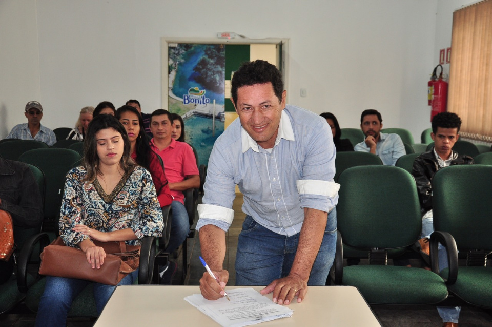 Prefeito dá posse a mais 10 candidatos aprovados no concurso