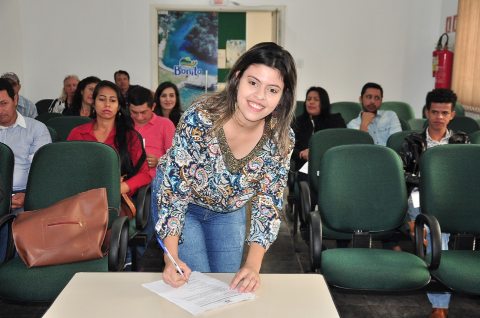 Prefeito dá posse a mais 10 candidatos aprovados no concurso