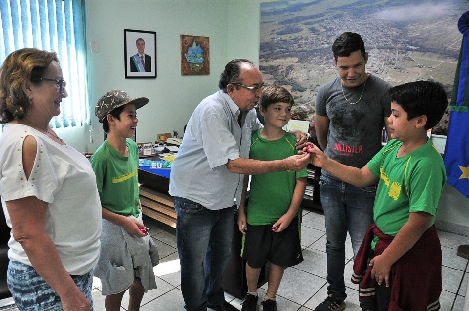 Prefeito recebe alunos participantes de gincana do BCG