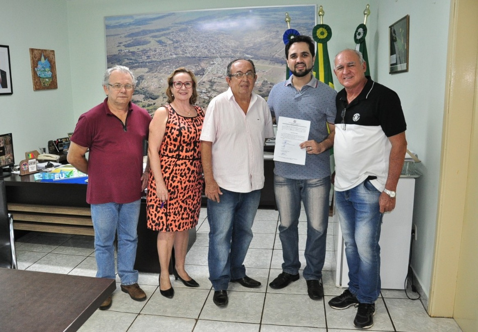 Prefeito dá posse a candidato aprovado no concurso público