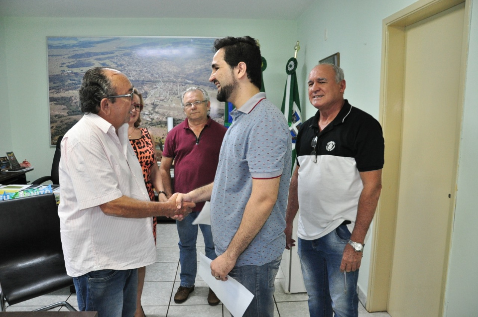 Prefeito dá posse a candidato aprovado no concurso público