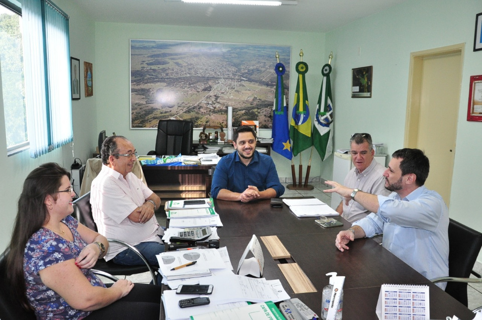 Prefeito recebe novo gerente do Sebrae em Bonito