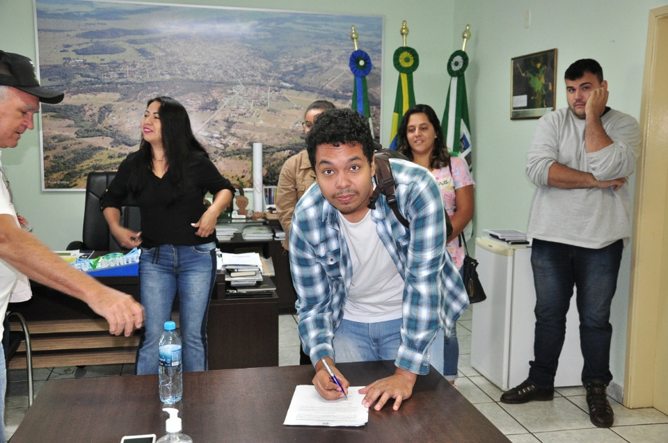 Prefeito dá posse a mais cinco aprovados no concurso público
