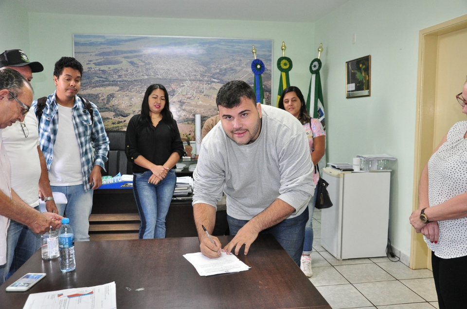 Prefeito dá posse a mais cinco aprovados no concurso público