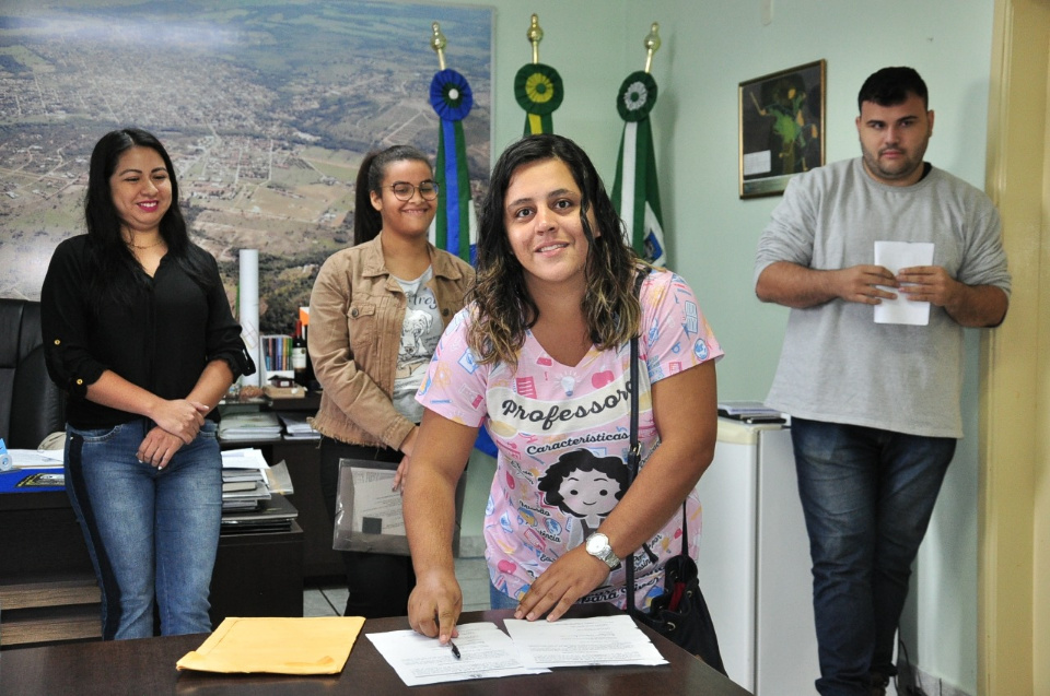 Prefeito dá posse a mais cinco aprovados no concurso público