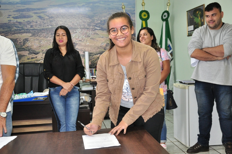 Prefeito dá posse a mais cinco aprovados no concurso público