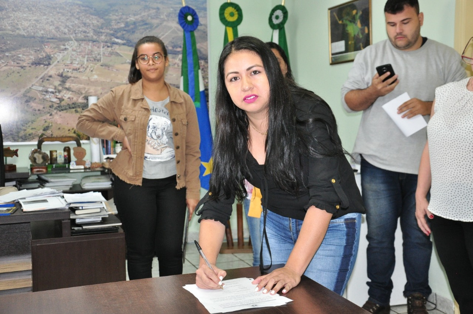 Prefeito dá posse a mais cinco aprovados no concurso público