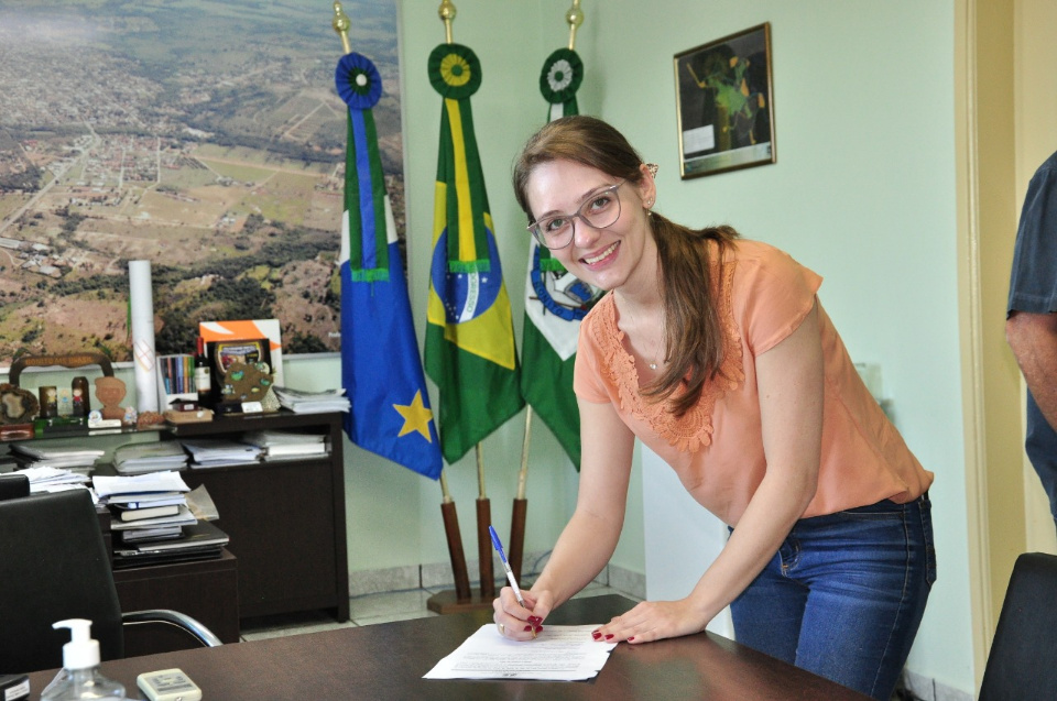 Prefeito dá posse a nova farmacêutica bioquímica concursada