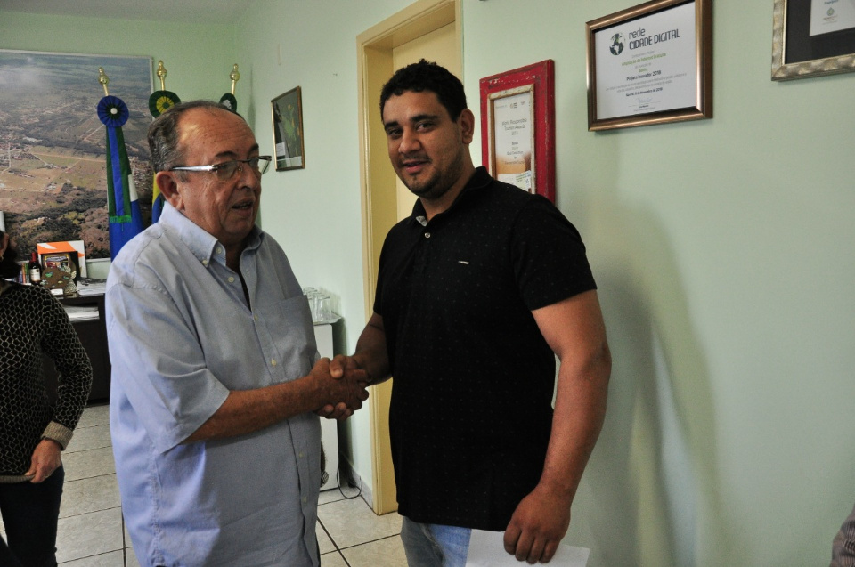 Prefeito dá posse a mais 3 servidores concursados