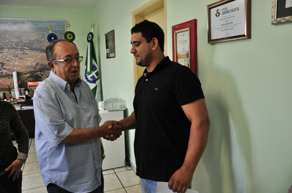 Prefeito dá posse a mais 3 servidores concursados