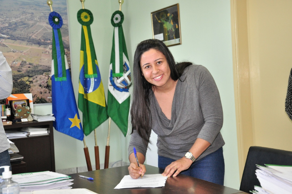 Prefeito dá posse a mais 3 servidores concursados