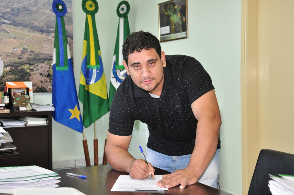 Prefeito dá posse a mais 3 servidores concursados