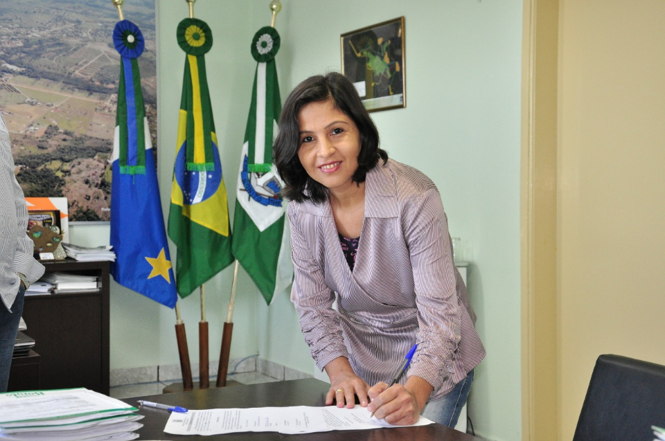 Prefeito dá posse a mais 3 servidores concursados