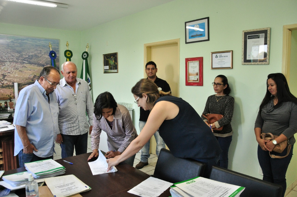 Prefeito dá posse a mais 3 servidores concursados