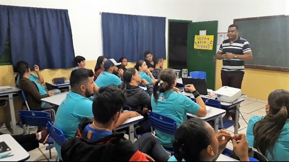 Projeto "Motivar para Educar" realiza palestras na EJA