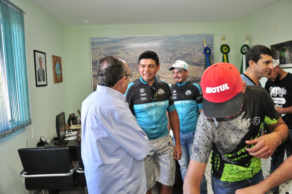 Prefeito recebe visita da equipe Amigos da Bike