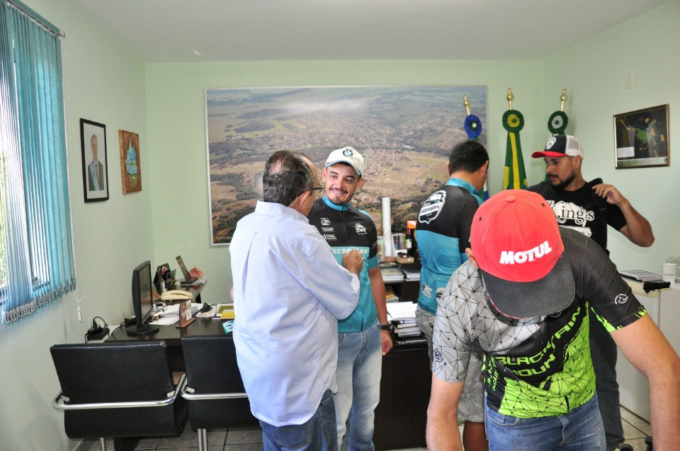 Prefeito recebe visita da equipe Amigos da Bike