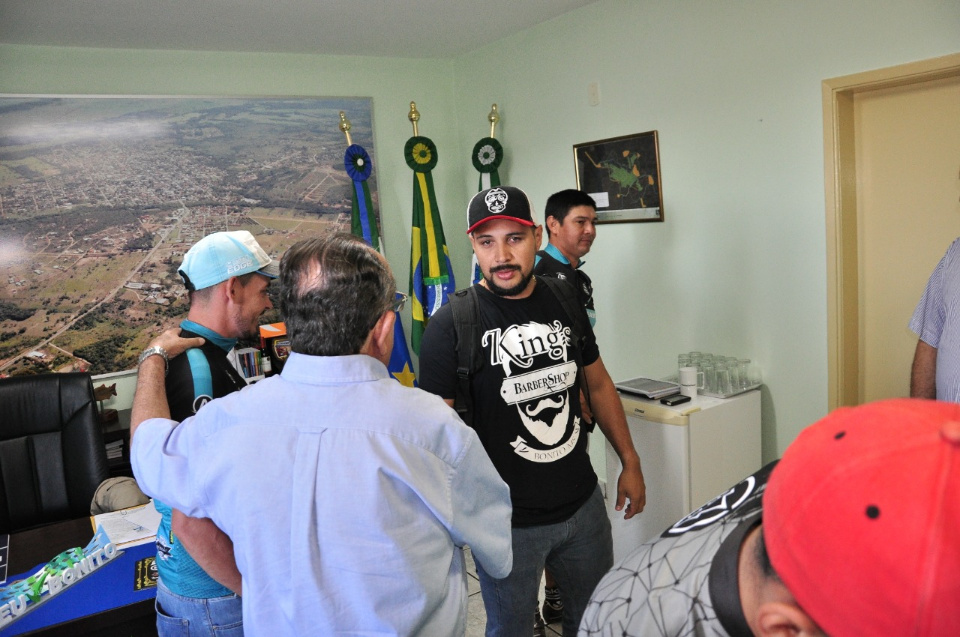 Prefeito recebe visita da equipe Amigos da Bike