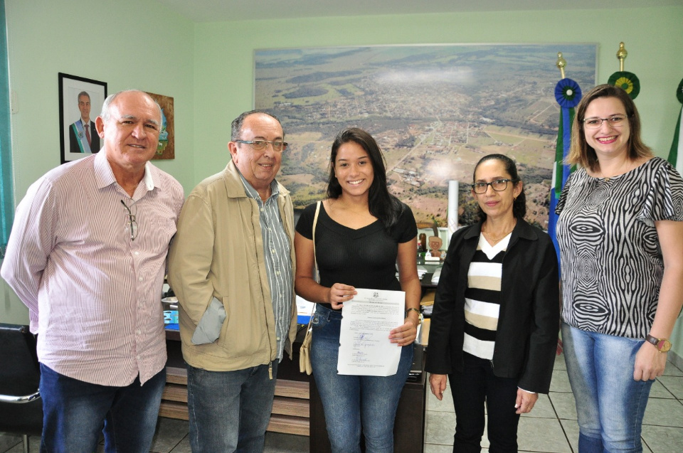 Prefeito dá posse a mais uma servidora concursada