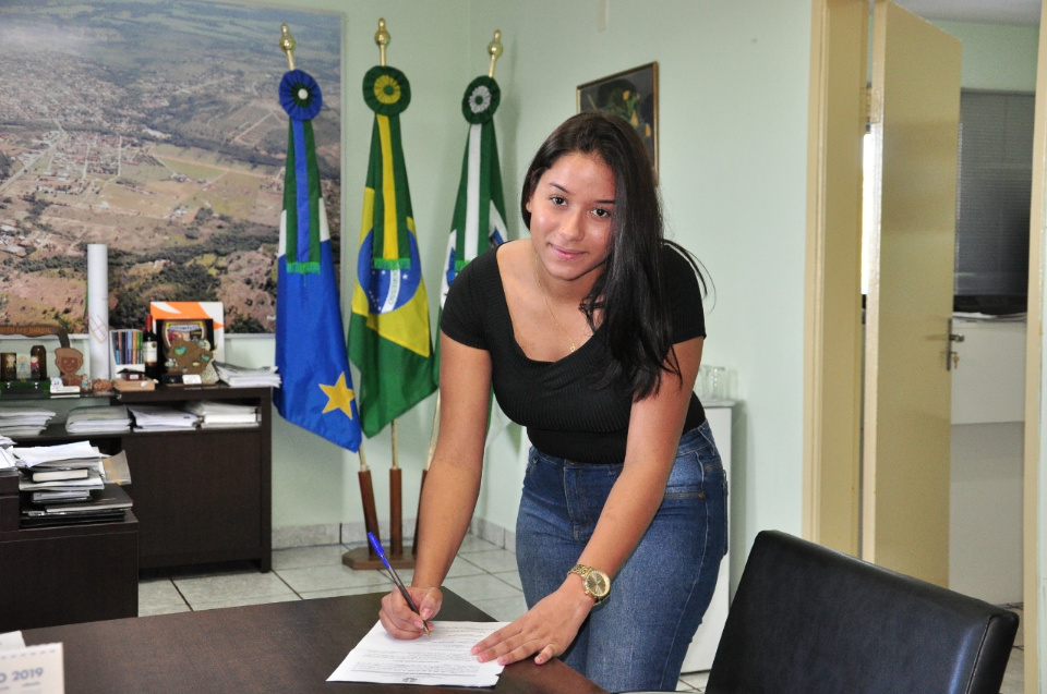 Prefeito dá posse a mais uma servidora concursada