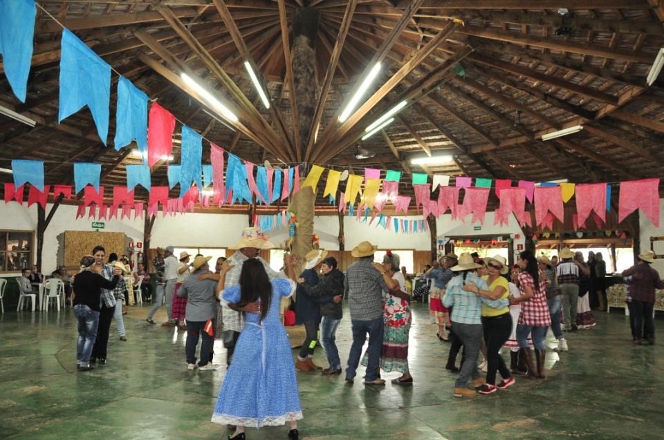 Projeto Conviver Idosos realiza "Arraiá da Mió Idade"