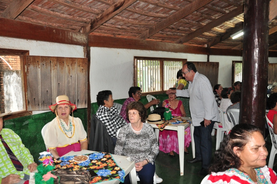 Projeto Conviver Idosos realiza "Arraiá da Mió Idade"