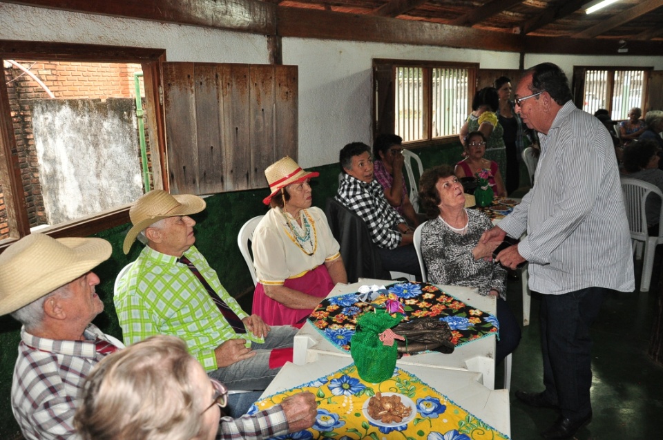 Projeto Conviver Idosos realiza "Arraiá da Mió Idade"