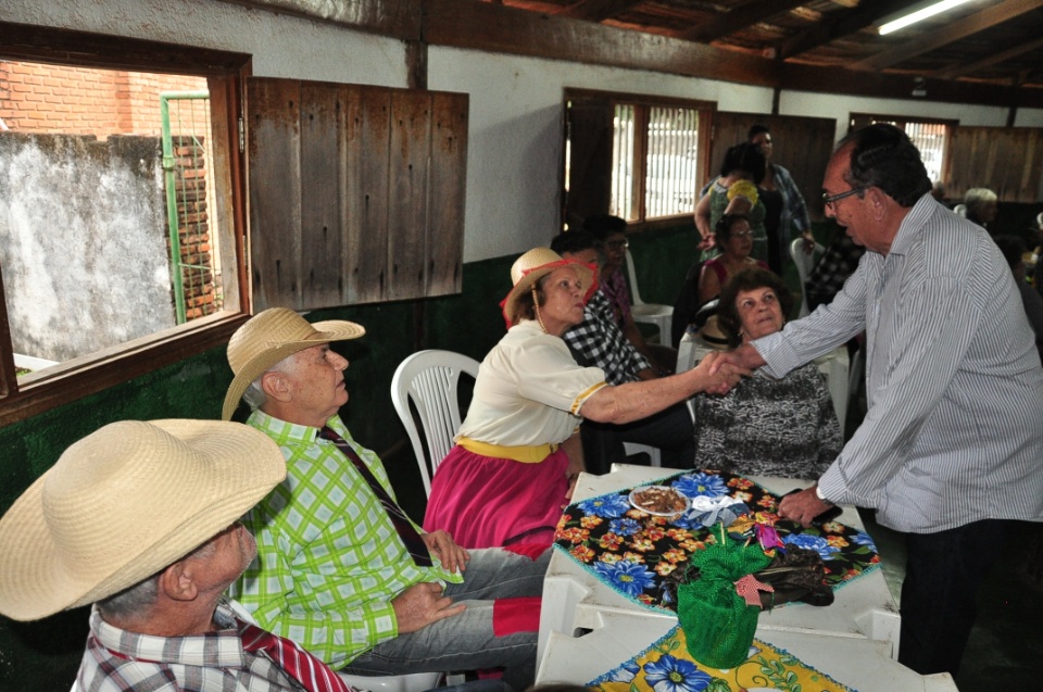 Projeto Conviver Idosos realiza "Arraiá da Mió Idade"
