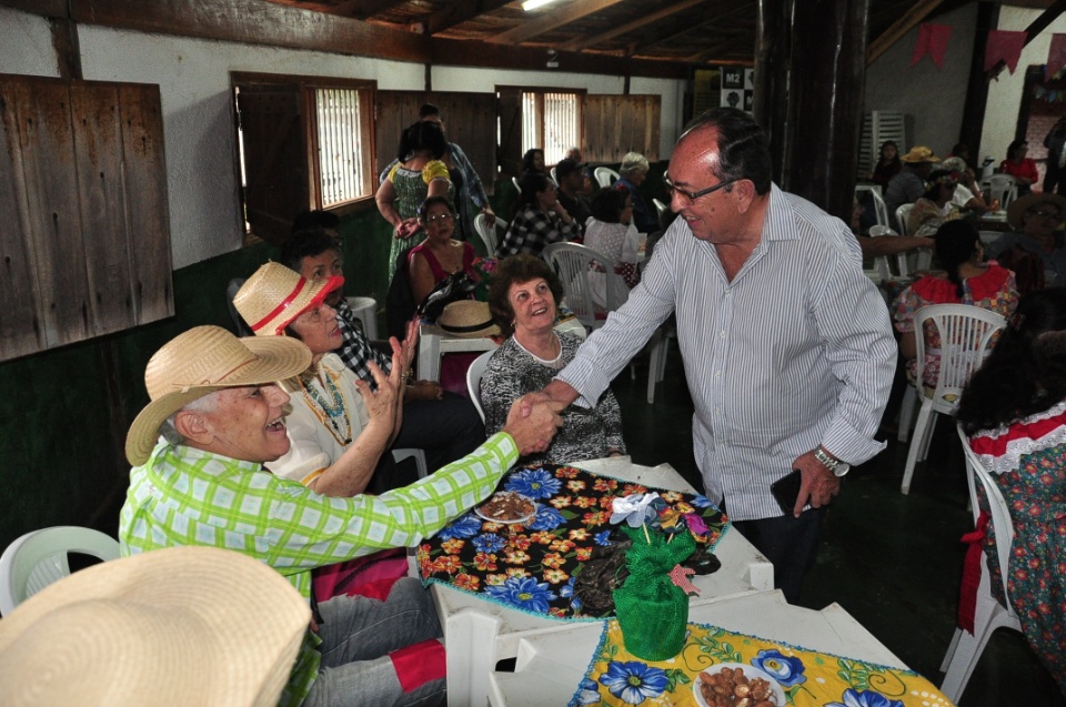 Projeto Conviver Idosos realiza "Arraiá da Mió Idade"
