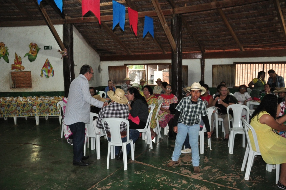 Projeto Conviver Idosos realiza "Arraiá da Mió Idade"