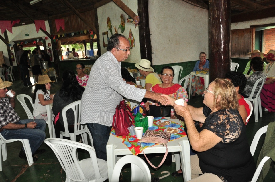Projeto Conviver Idosos realiza "Arraiá da Mió Idade"