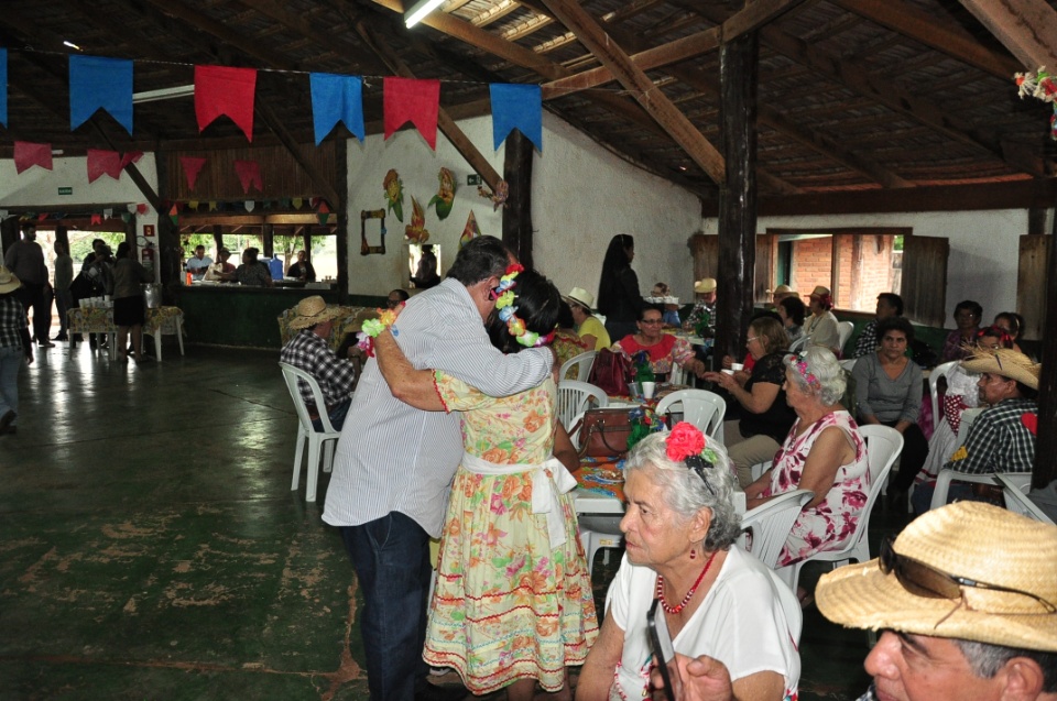 Projeto Conviver Idosos realiza "Arraiá da Mió Idade"